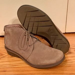 Dansko Walnut Nubuck Booties size 37